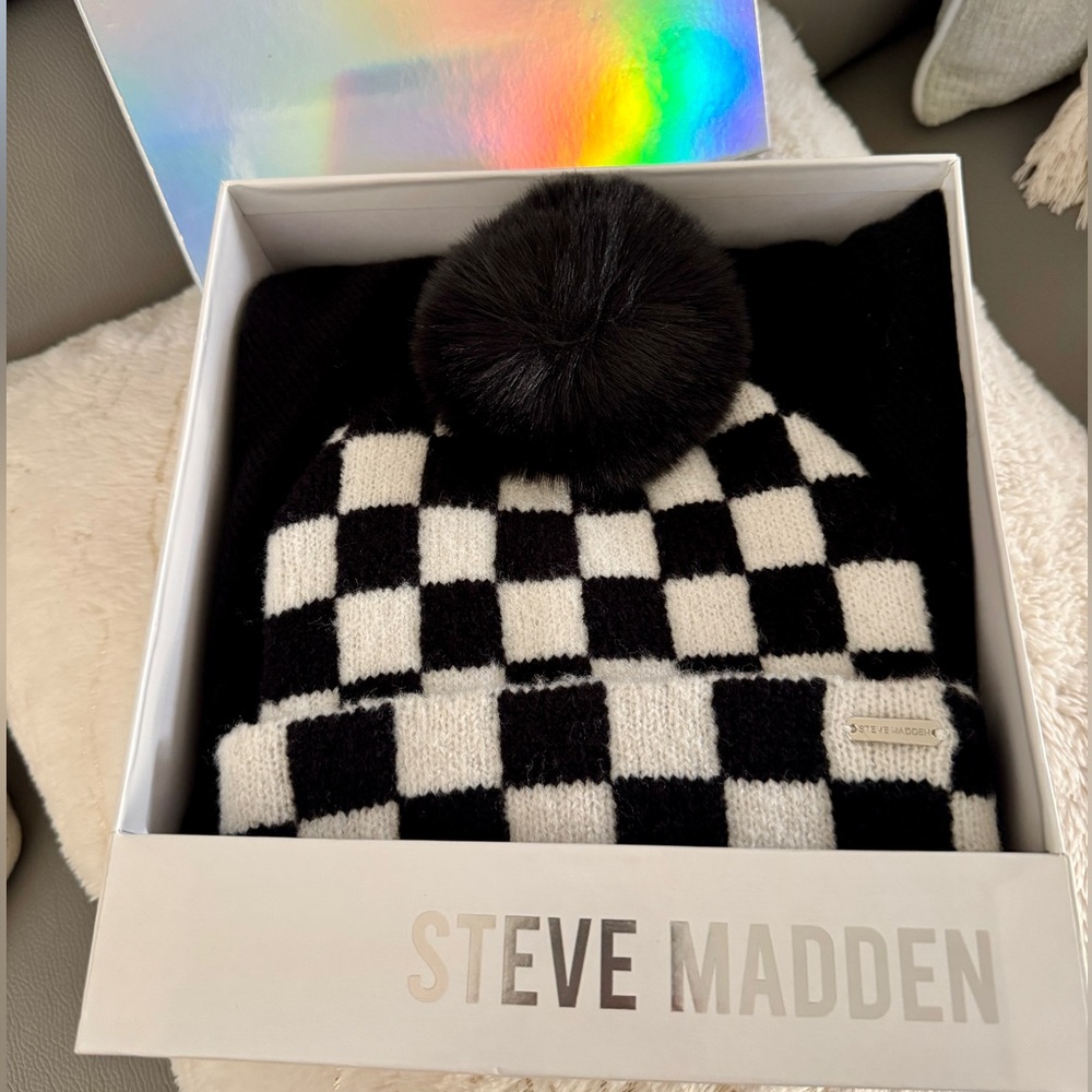 Steve Madden adult beanie and scarf set NIB
